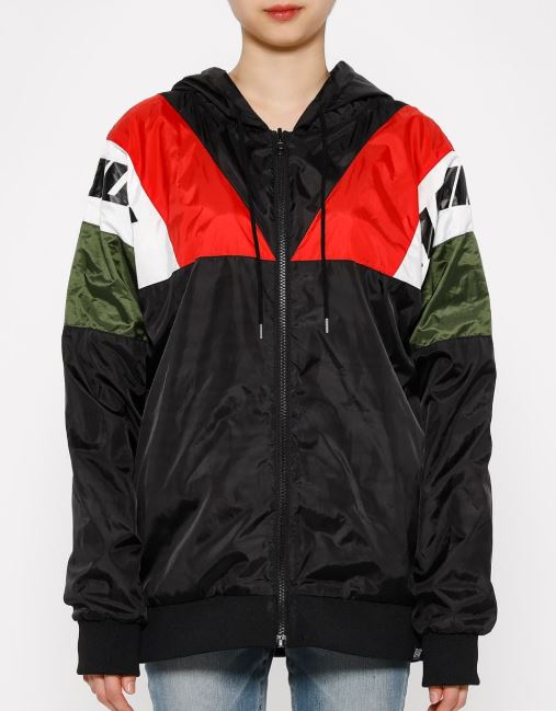 小林由依着用【ハイキュー!!】VOLLEYHOLICジップパーカー2